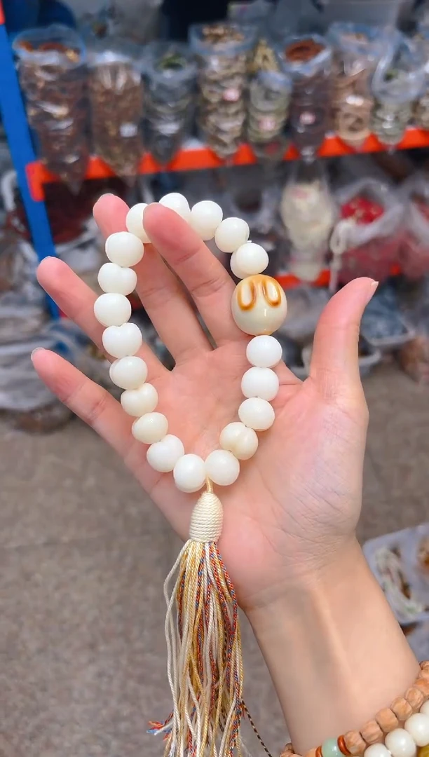 吊坠菩提根/象牙果白色屁桃手持  馒头兔