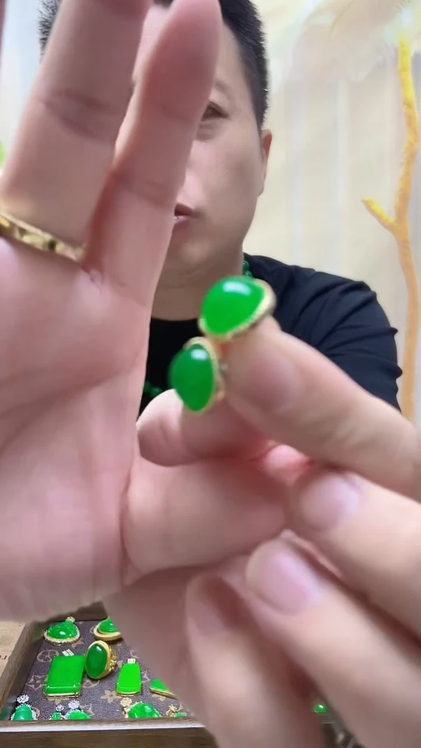 14K金镶嵌翡翠耳饰翡翠耳钩