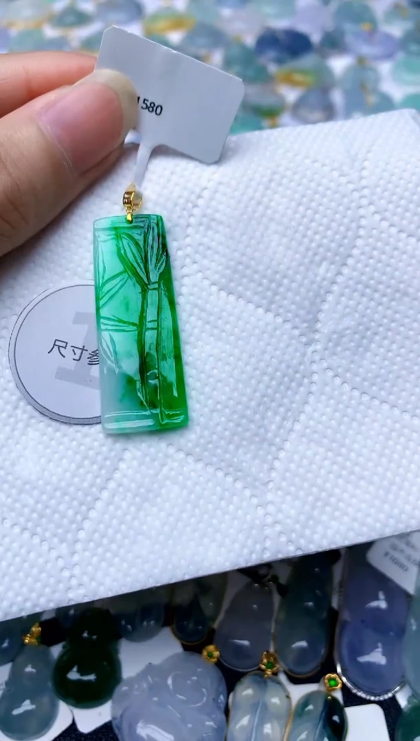 颈饰18K金镶嵌翡翠天然A货翡翠