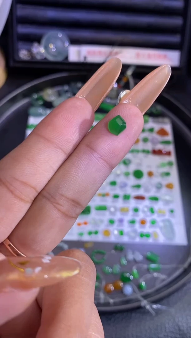 未镶嵌挂件翡翠切割