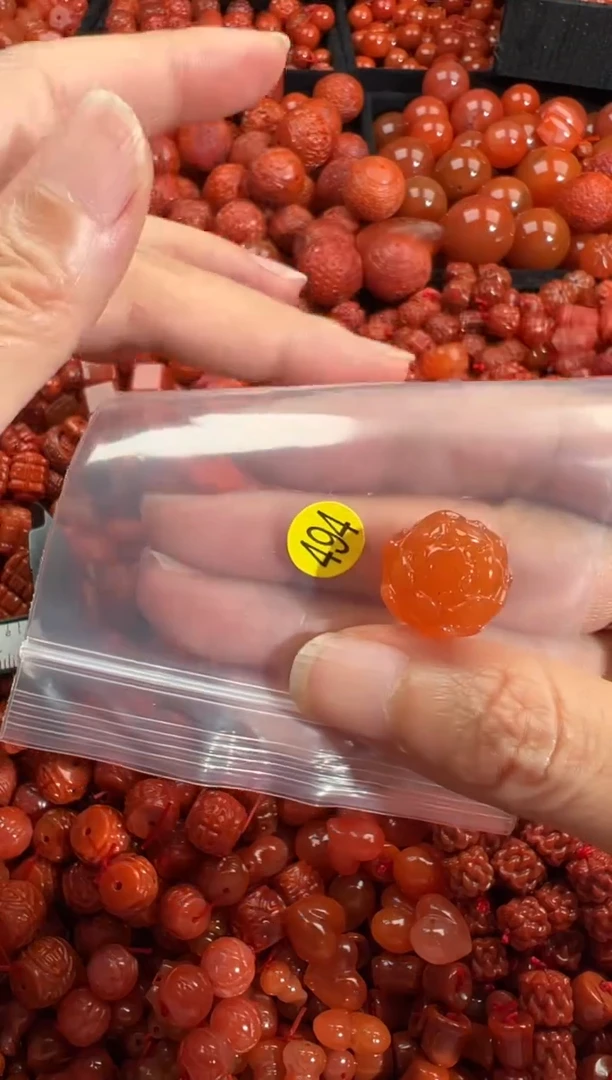 南红玛瑙未镶嵌颈饰1