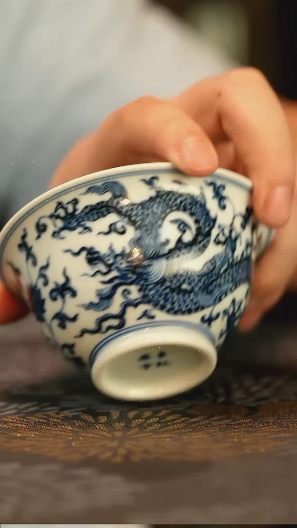 陶仿明青花铠甲龙穿缠枝盖碗