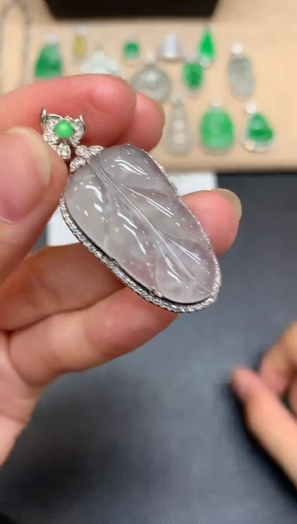 颈饰18K金镶嵌翡翠树叶【无服务费