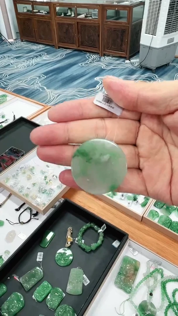 颈饰未镶嵌石英质玉无事牌