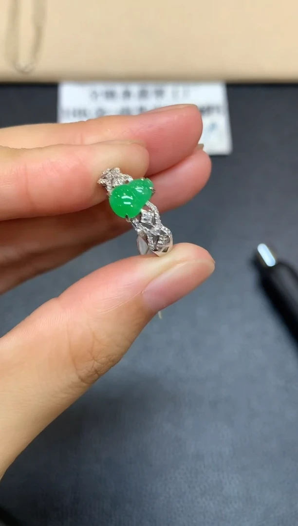 18K金镶嵌戒指翡翠葫芦【无服务费