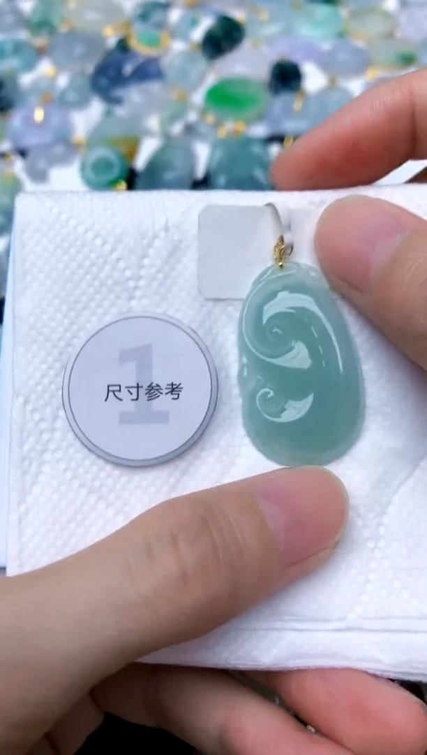 颈饰18K金镶嵌翡翠天然A货翡翠