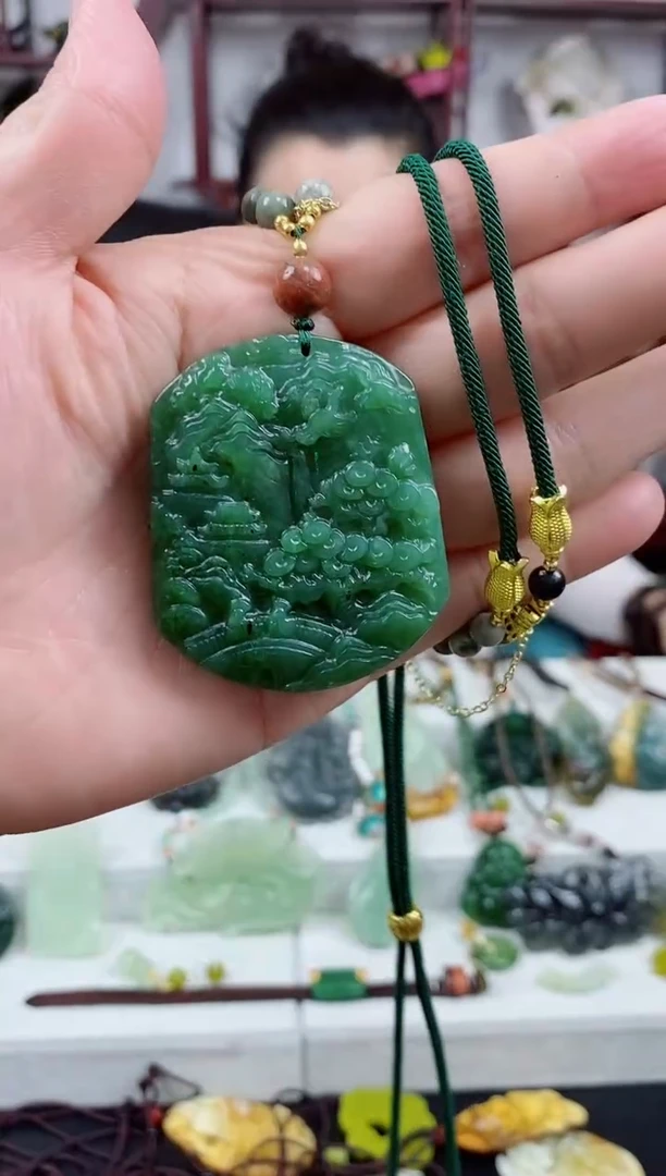 颈饰未镶嵌和田玉（碧玉）山水