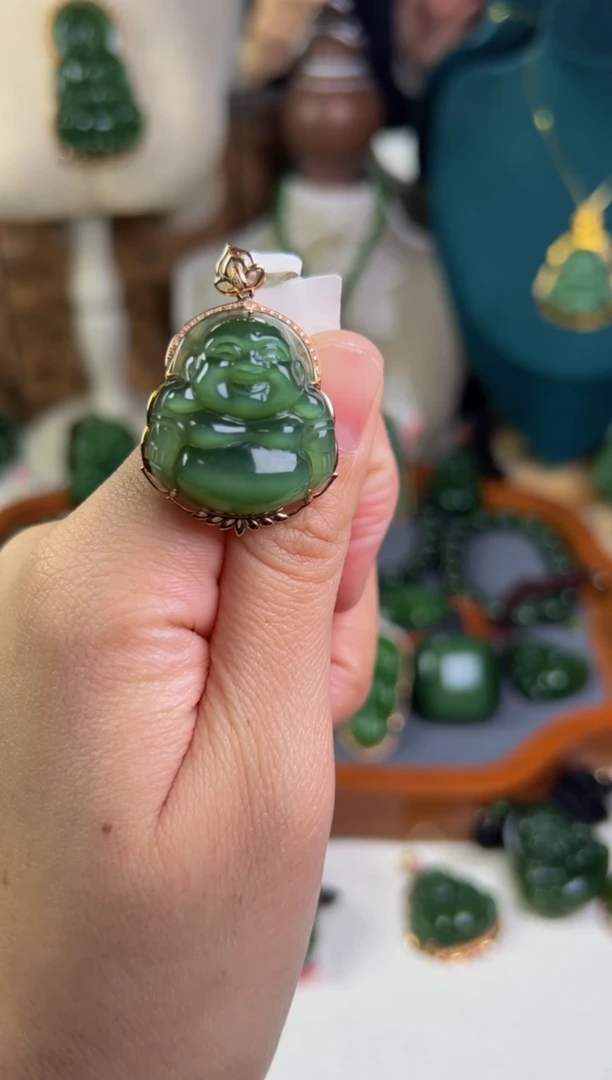 颈饰18K金镶嵌和田玉碧玉