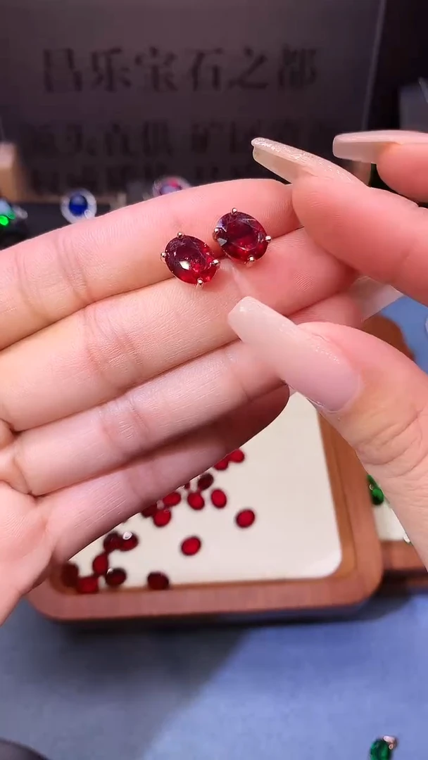 银S925镶嵌耳饰红宝石......