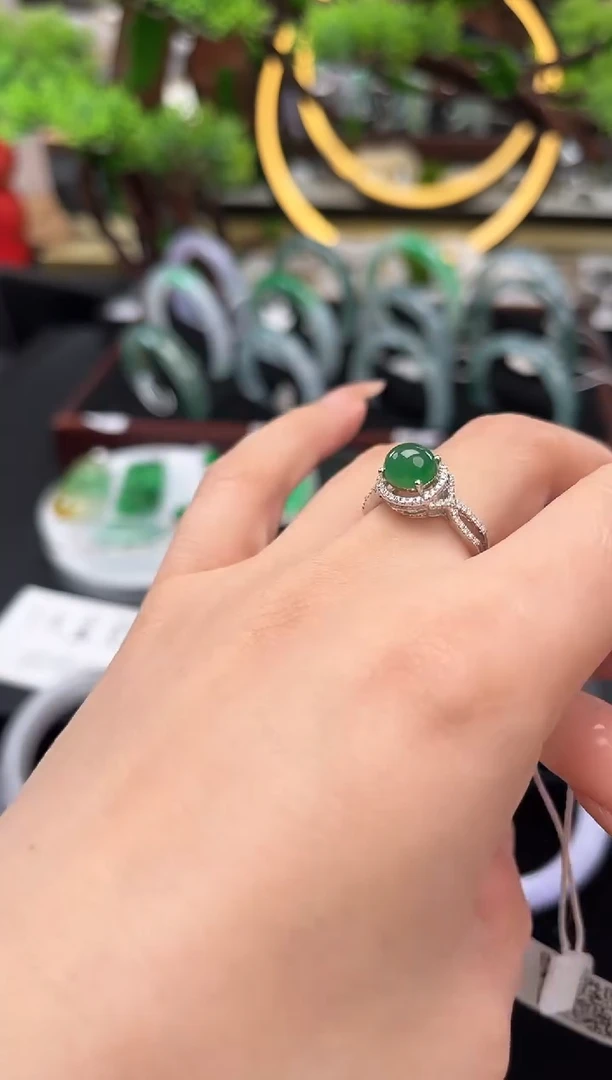 18K金镶嵌戒指翡翠戒指