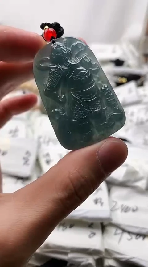 翡翠未镶嵌颈饰关公