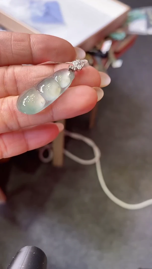 翡翠18K金镶嵌吊坠(不含链)福豆
