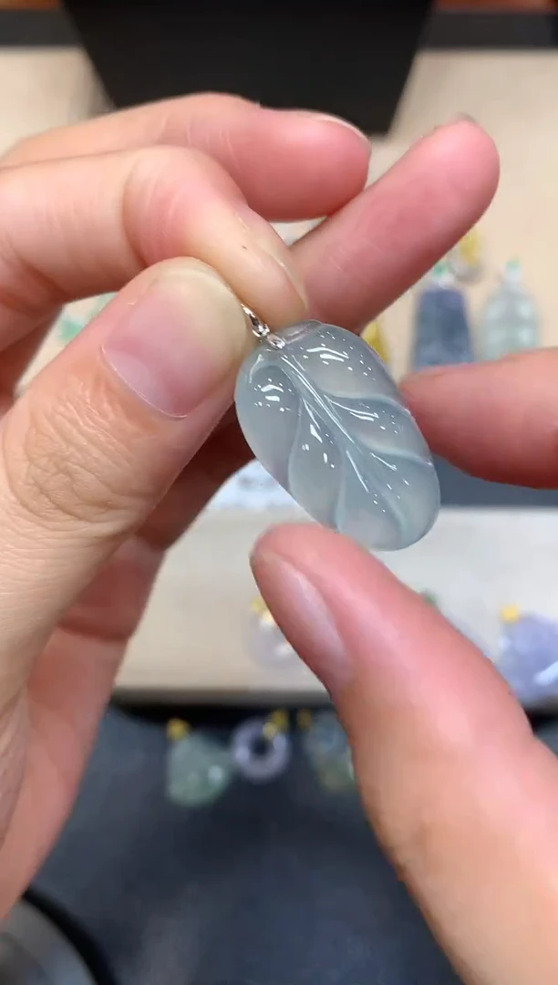 颈饰18K金镶嵌翡翠树叶【无服务费