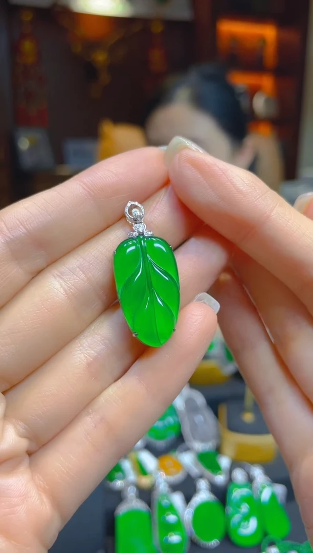 翡翠18K金镶嵌颈饰天然A货翡翠叶子吊坠/136558