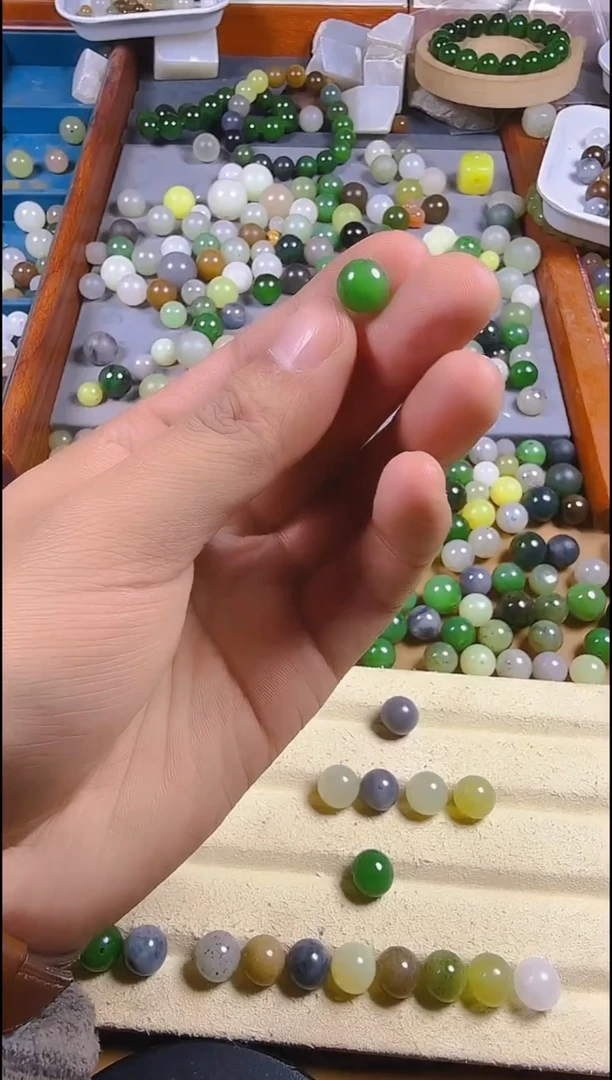未镶嵌手链和田玉卡10俄罗斯碧玉散有黑点