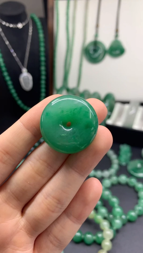 吊坠(不含链)未镶嵌石英质玉（非洲翠）29mm面包扣