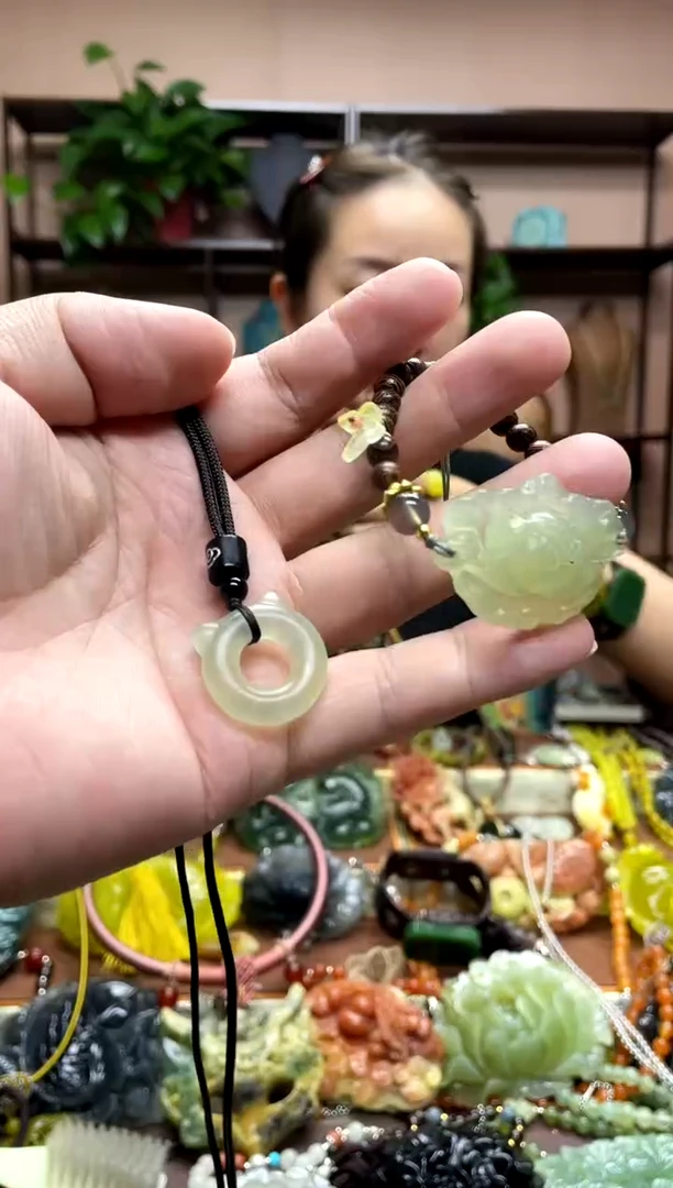 未镶嵌岫玉颈饰·