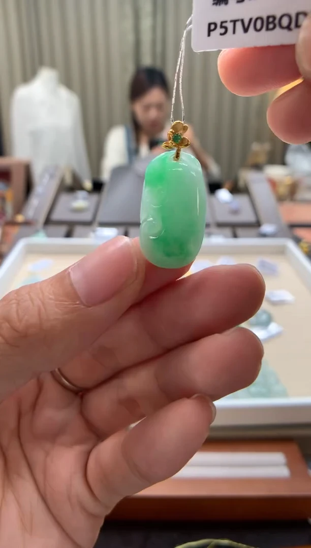 翡翠18K金镶嵌颈饰如意