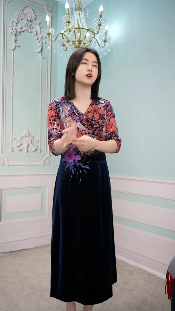 挂脖款好看连衣裙