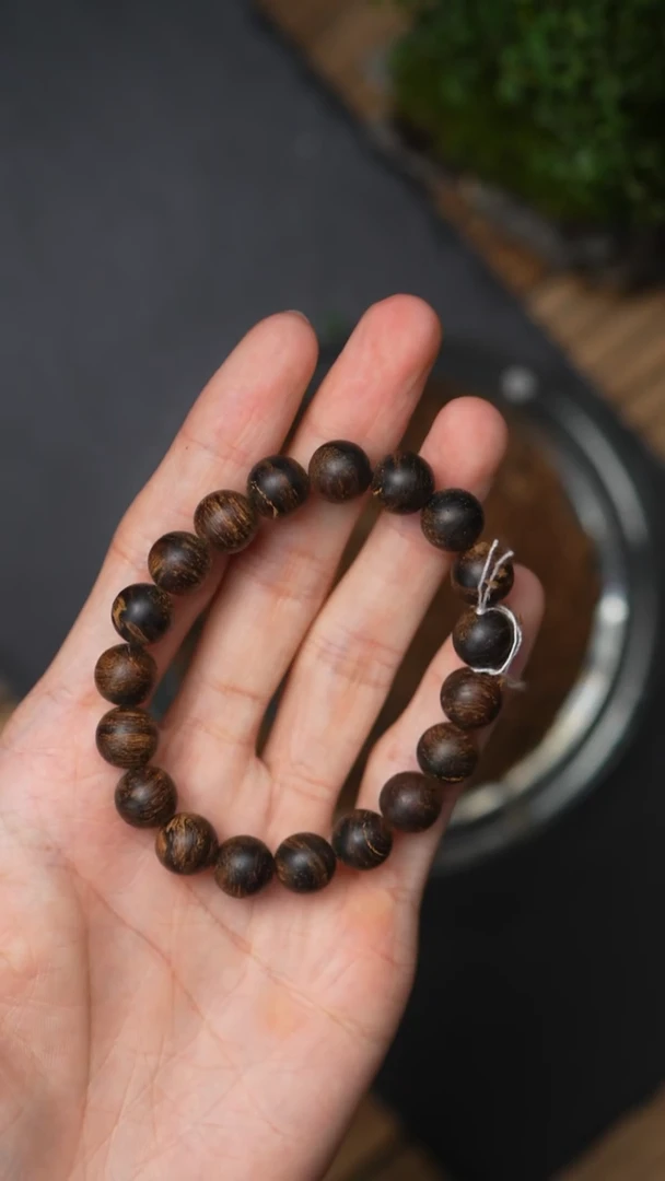 沉香手串L1013-8  芽庄黑棋沉水  1.0  11.6g