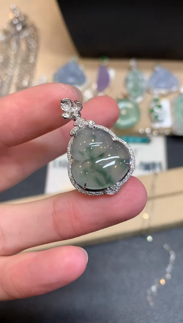 【闪购商品】翡翠颈饰18K金镶嵌葫芦【无服务费】