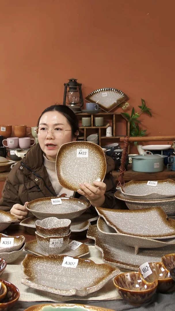 陶瓷A422 一只陶瓷粗陶方圆盘17.5厘米可能微瑕