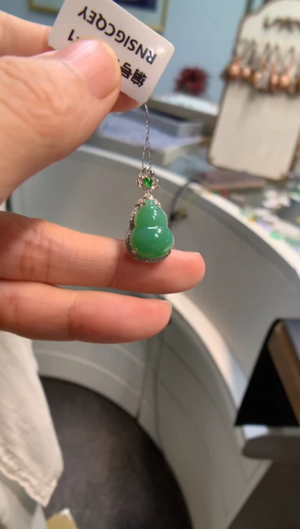 颈饰18K金镶嵌翡翠葫芦