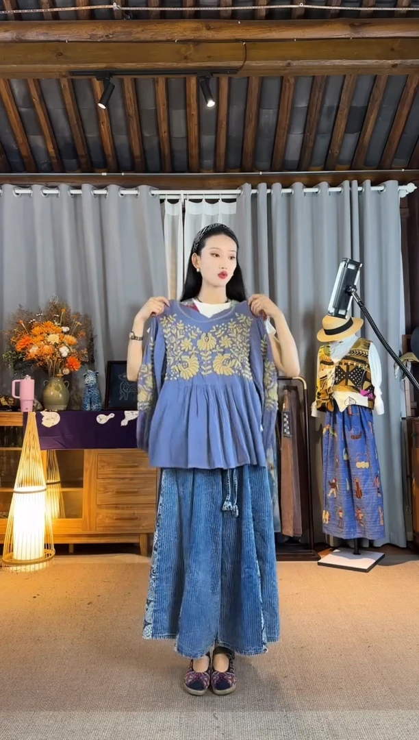 设计师款蓝色羊毛绣娃娃衫