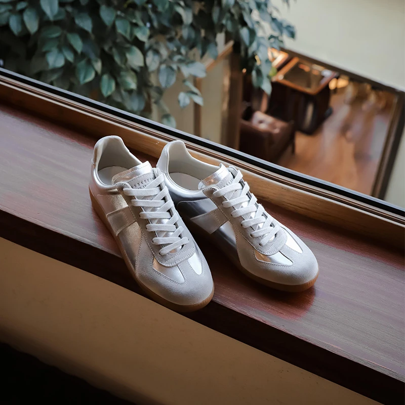 跑跑大码女鞋41-44真皮板鞋百搭日常平底胖脚肥脚德训鞋运动鞋女