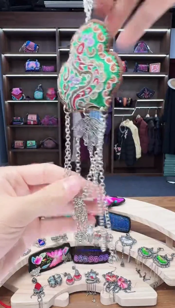 织绣43蒙阿苏苗绣传承店