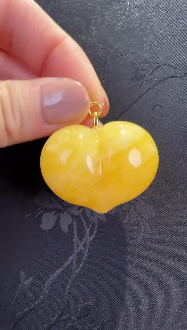 蜜蜡颈饰18K金镶嵌爱心吊坠