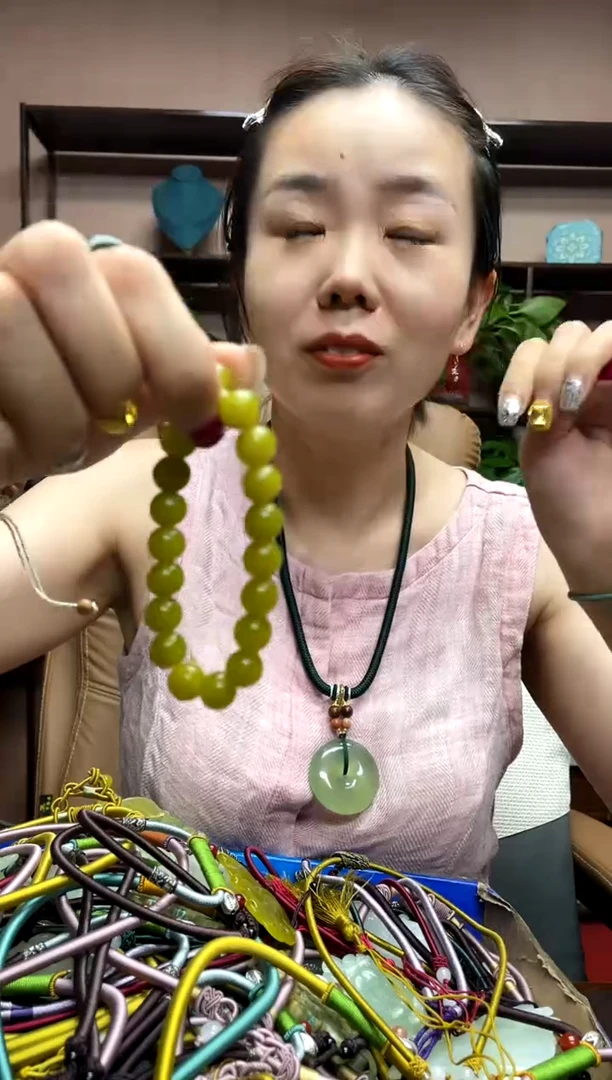 岫玉未镶嵌颈饰多样性发货发其中之一