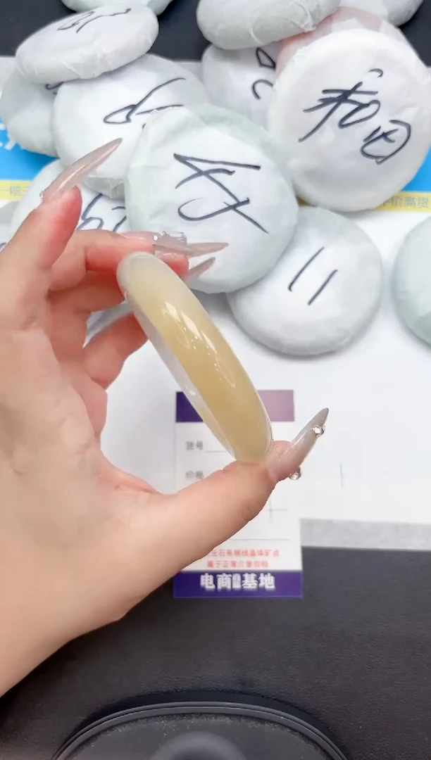未镶嵌手镯石英质玉257-57.1
