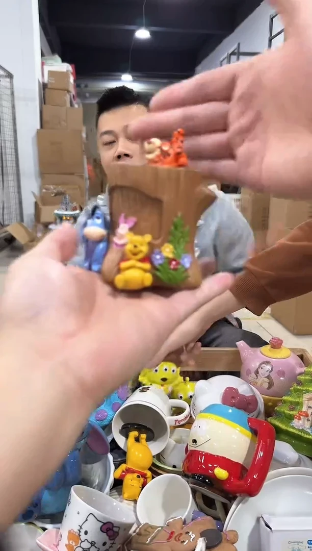 瓷片维尼树桩笔筒