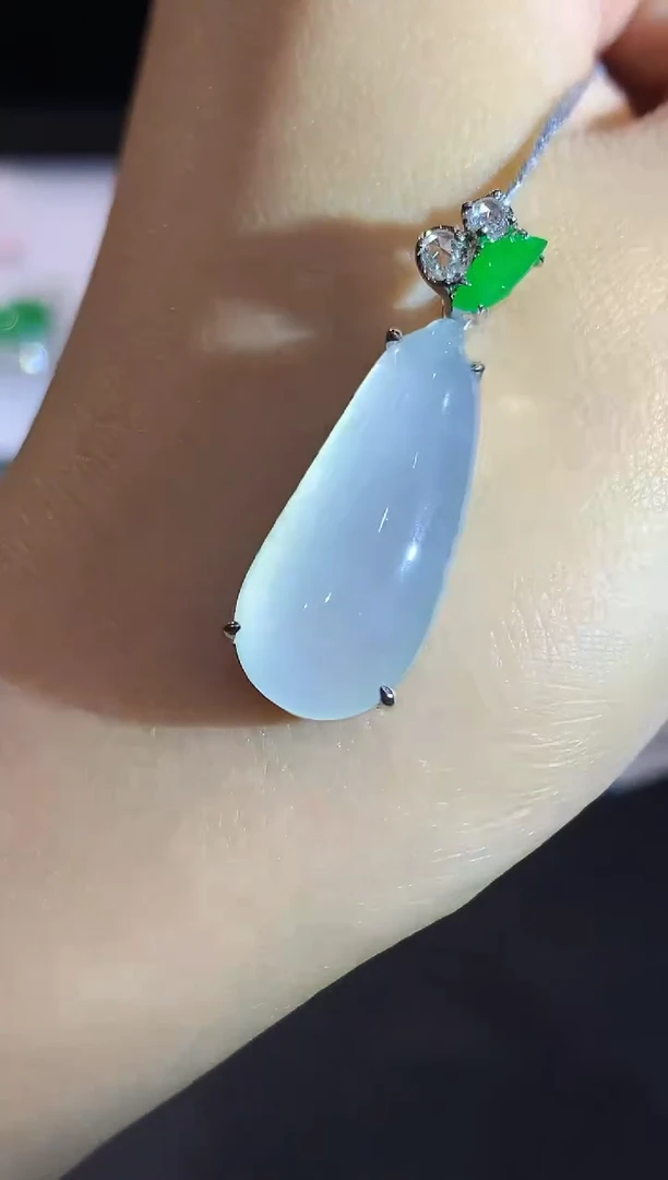 吊坠(不含链)18K金镶嵌翡翠多样性发其一