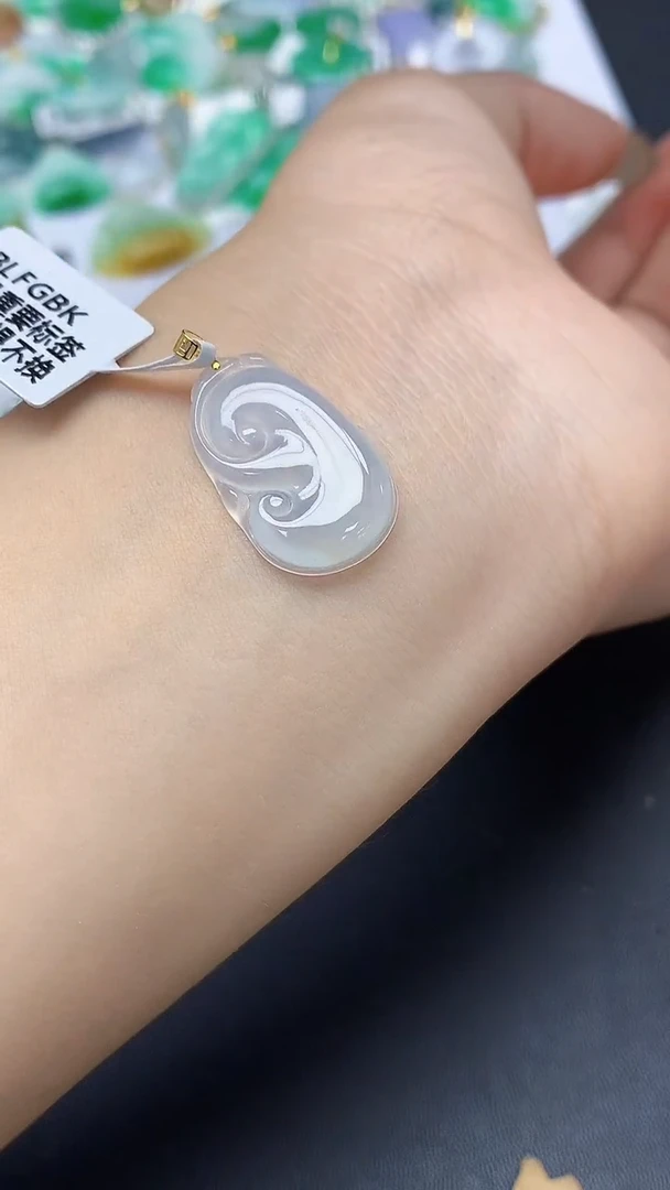 翡翠18K金镶嵌颈饰天然缅甸a货翡翠