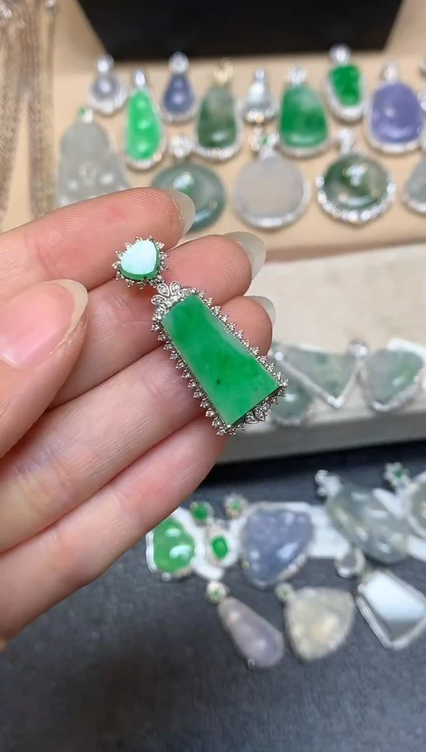 颈饰18K金镶嵌翡翠无事牌【无服务费