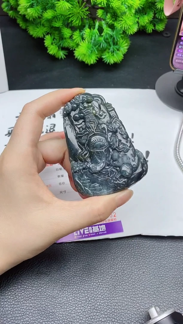 颈饰未镶嵌翡翠