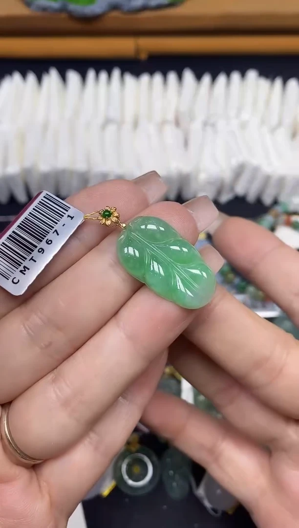 吊坠(不含链)18K金镶嵌翡翠叶子18K金扣镶嵌@@CMT967-1