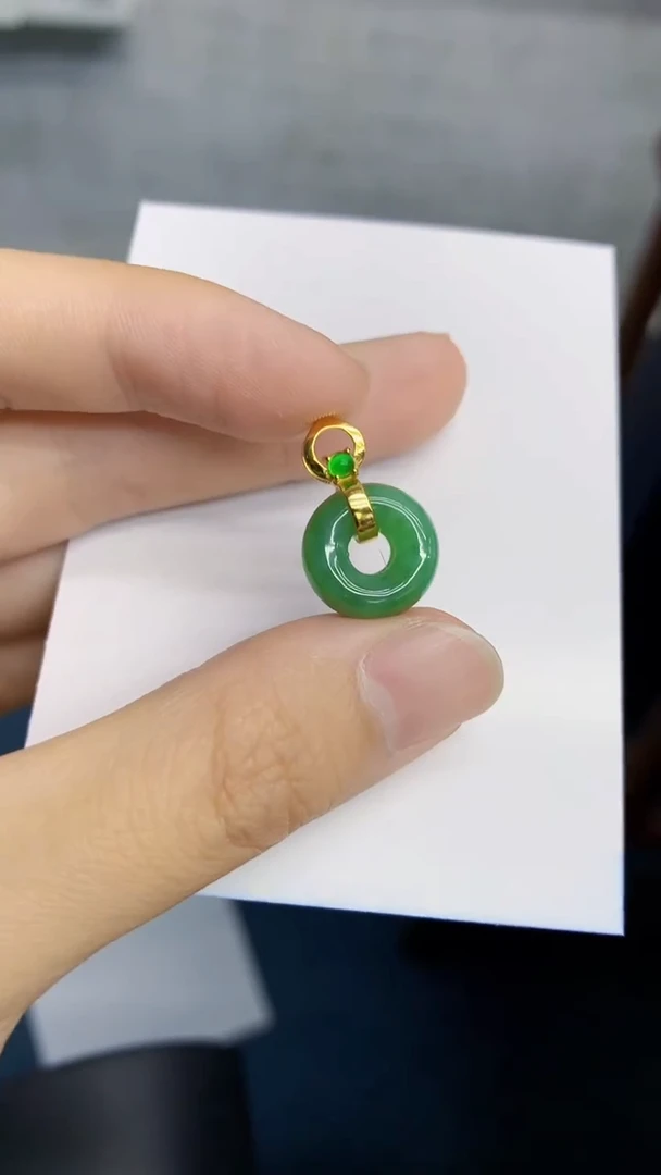 翡翠未镶嵌颈饰             1