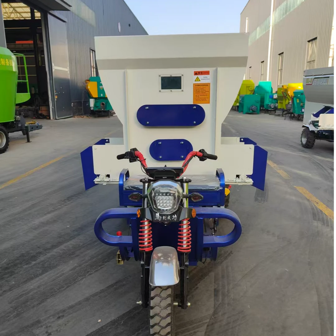 电动三轮牛羊撒料车全自动养殖场饲料喂料车
