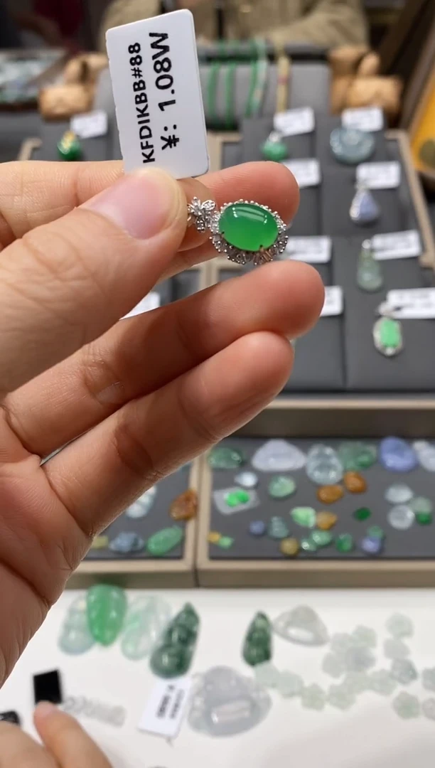 颈饰18K金镶嵌翡翠蛋面