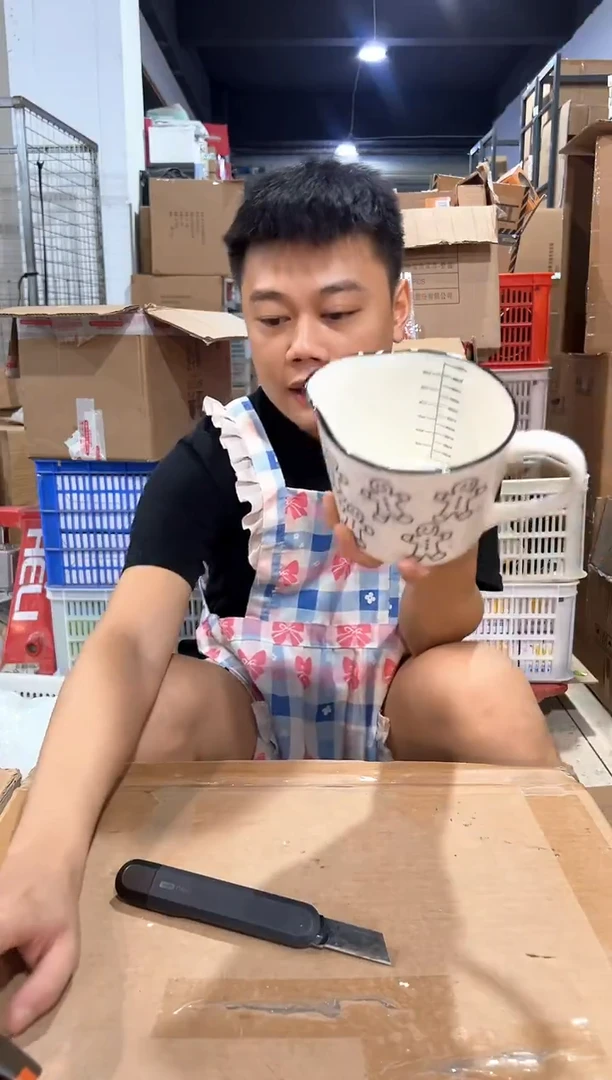 瓷片姜饼人奶壶