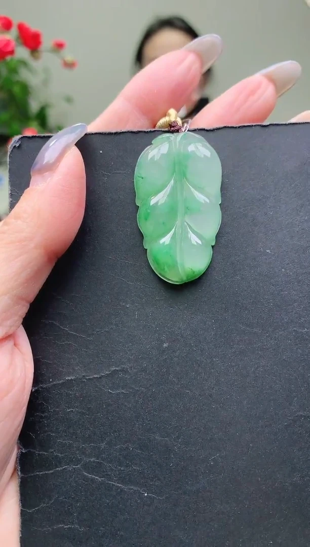 颈饰未镶嵌石英质玉叶子