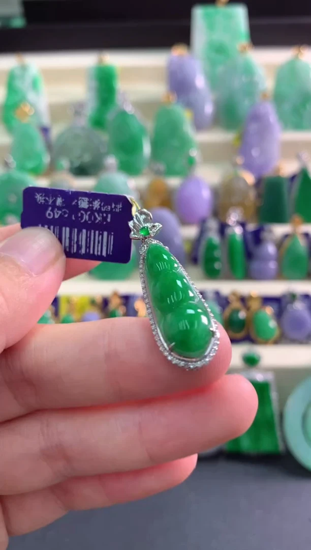 颈饰18K金镶嵌翡翠挂件