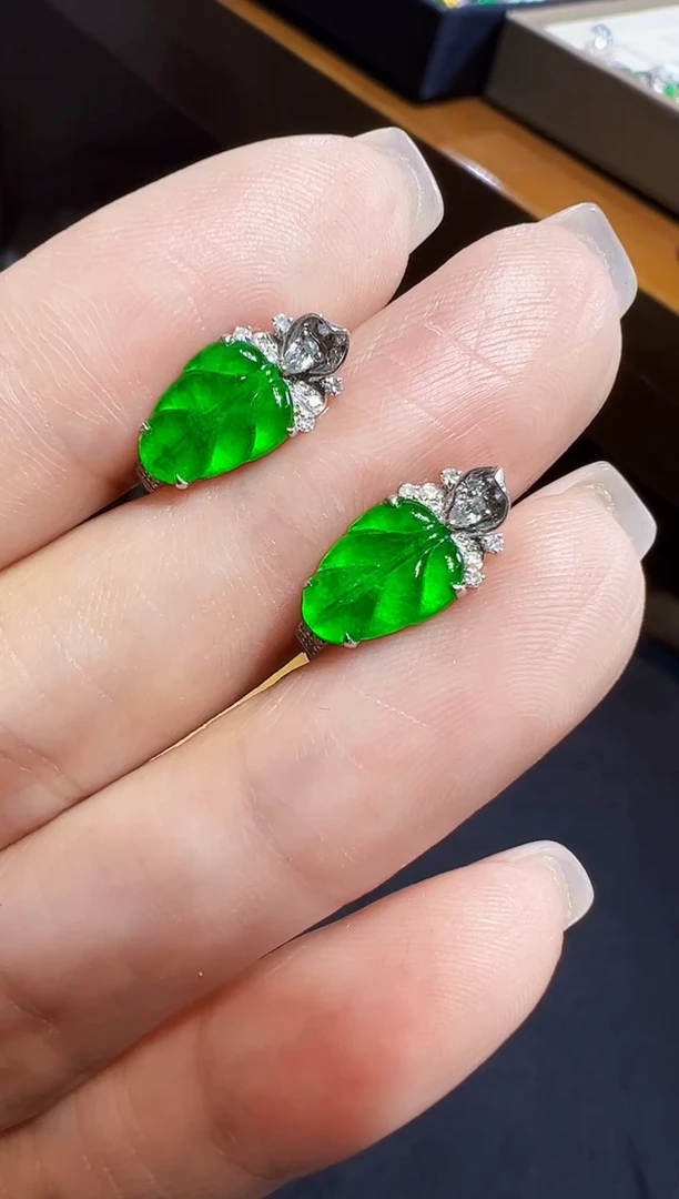 18K金镶嵌翡翠耳饰树叶