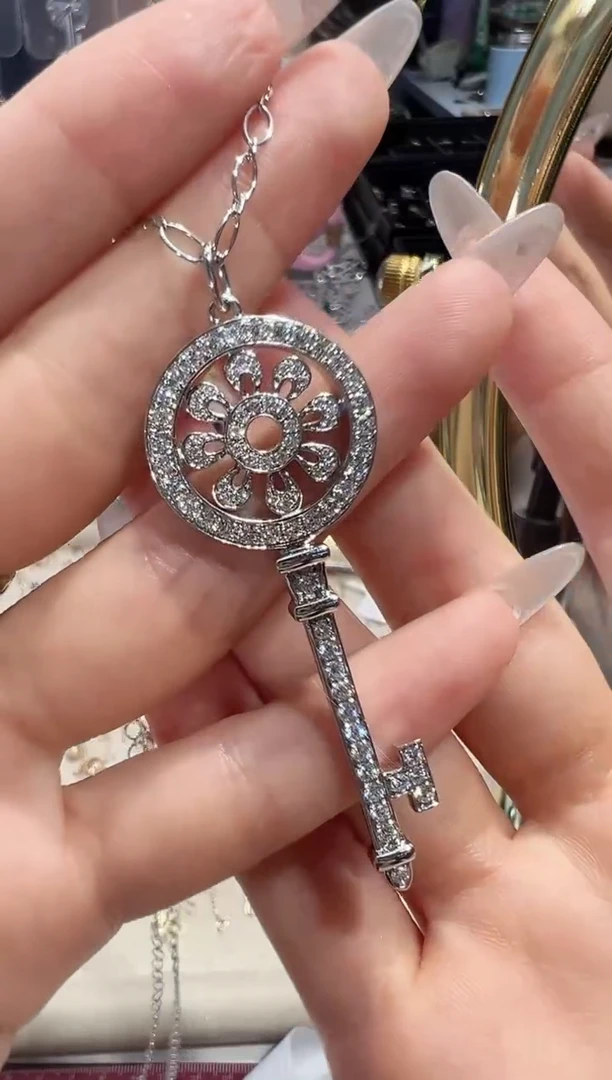 颈饰钻石18K金镶嵌白金色满钻太阳花钥匙项链