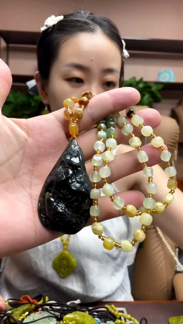 岫玉未镶嵌颈饰·