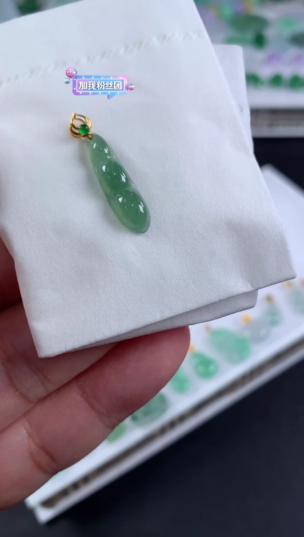 颈饰18K金镶嵌翡翠静****生翡翠