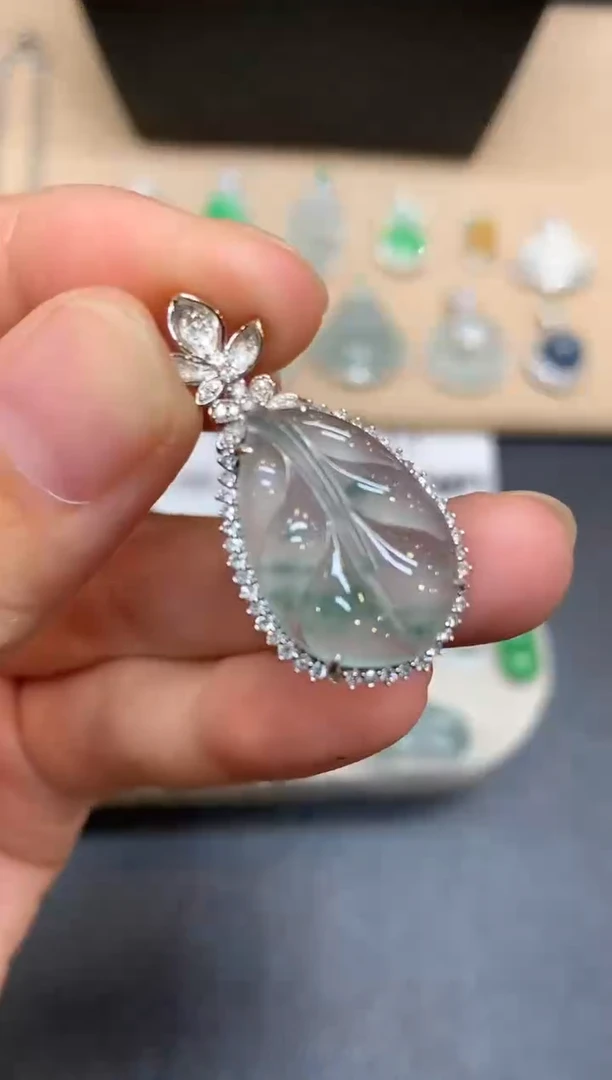 颈饰18K金镶嵌翡翠树叶【无服务费